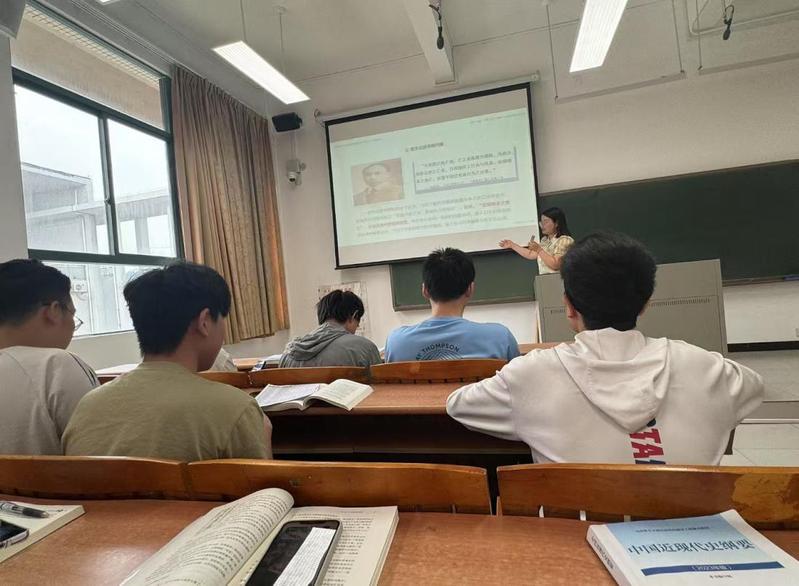 感悟初心使命 汲取奋进力量——马克思主义学院顺利开展《中国共产党成立和中国革命新局面》公开示范课