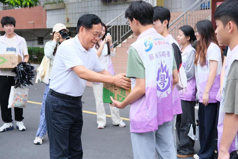 深情关怀暖瑶乡 笃行致远启新程——刘洊波副校长赴连南大麦山探望“薪火探粤者”实践团队 寄语青年学子赋能“百千万工程”